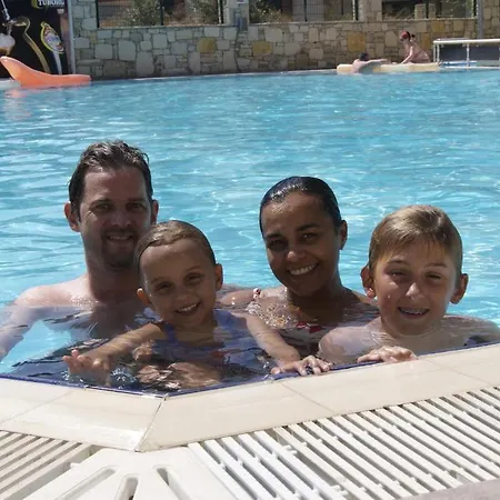 Whispering Sands Apartahotel 3*