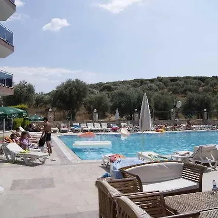 Whispering Sands Apartahotel 3*